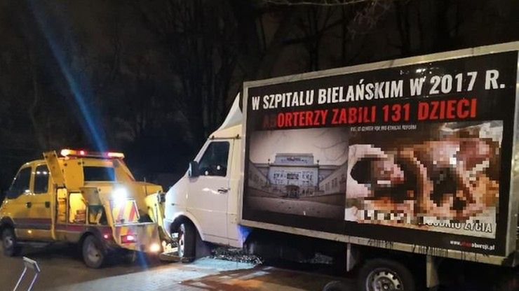 Samochód antyaborcyjny usunięty sprzed Szpitala Bielańskiego w Warszawie