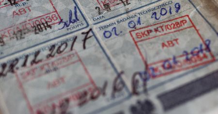 Dowodu rejestracyjnego nie musimy wozić, ale trzeba go wymieniać. Ministerstwa nie zgrały swoich działań