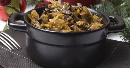 Wigilijny bigos z suszonymi śliwkami, jabłkami i fasolą