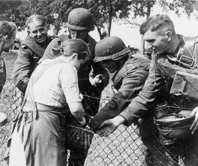 Polskie dzieci rzucały hitlerowcom kwiaty, dorośli podziwiali mundury i Ordnung. Oblicze kampanii wrześniowej, którego wolimy nie pamiętać