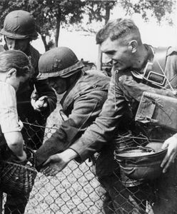 Polskie dzieci rzucały hitlerowcom kwiaty, dorośli podziwiali mundury i Ordnung. Oblicze kampanii wrześniowej, którego wolimy nie pamiętać