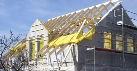 Budowa dachu: więźba prefabrykowana czy tradycyjna?