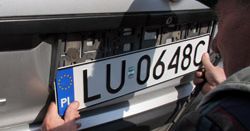 Czy wolno przykręcać tablice rejestracyjne?