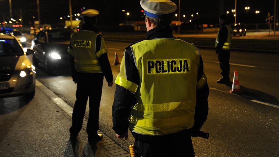 Kierowca był pijany i udawał, że śpi