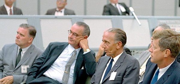 Jednym ze sprowadzonych do Ameryki naukowców był Kurt H. Debus. Na zdjęciu siedzi pomiędzy prezydentem Johnem F. Kennedy’m i wiceprezydentem Lyndonem Johnsonem. 