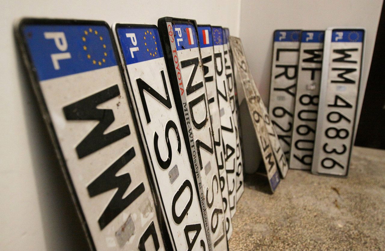 Z jakiego miasta przyjechał kierowca? Rozpoznaj tablice