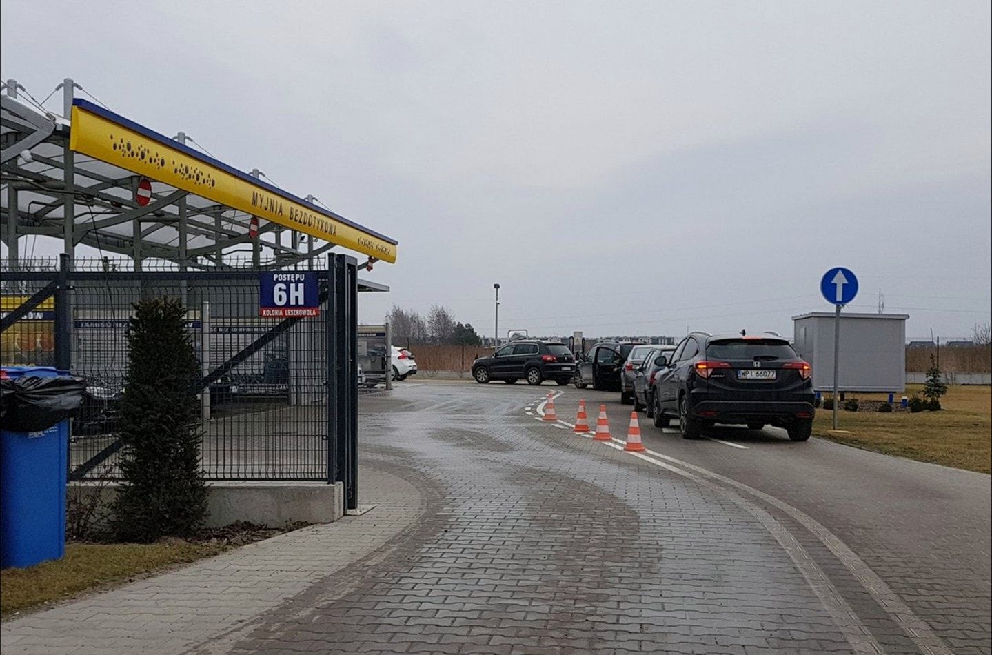 Przedświąteczna kolejka do myjni samochodowej 