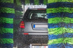 Jaka myjnia samochodowa najbardziej niszczy lakier?