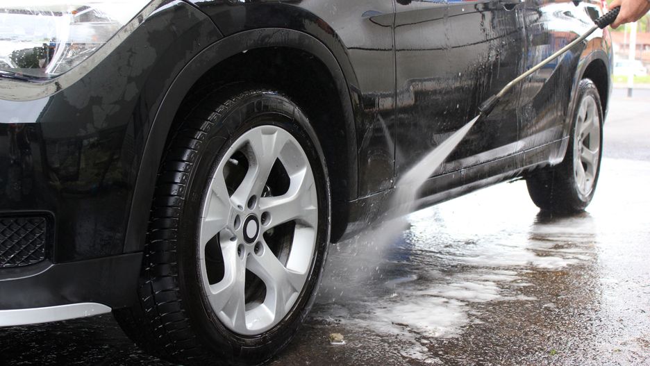 Koronawirus w Polsce. Kierowcy ukarani za mycie samochodów