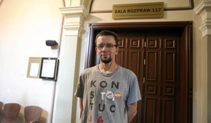 Szczecin. Założył na pomnik L. Kaczyńskiego koszulkę "Konstytucja Jędrek". Jest decyzja sądu