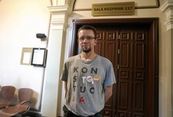 Szczecin. Założył na pomnik L. Kaczyńskiego koszulkę "Konstytucja Jędrek". Jest decyzja sądu