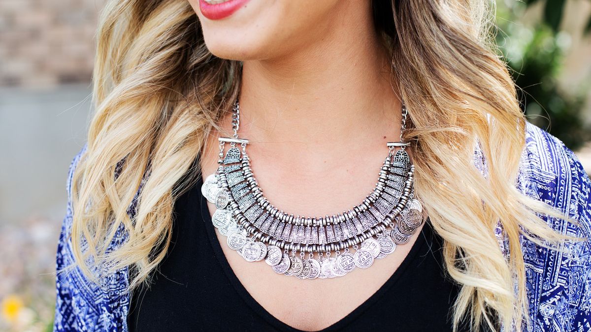 Naszyjnik świetnie podkreśla urodę i nadaje charakteru nawet najprostszej stylizacji