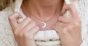 Delikatne złote naszyjniki. Idealna biżuteria na jesień