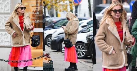 Wystrojona Monika Olejnik w kolorowej spódnicy i z plecakiem Chanel za 17 tysięcy złotych robi zakupy w lokalnym warzywniaku (ZDJĘCIA)