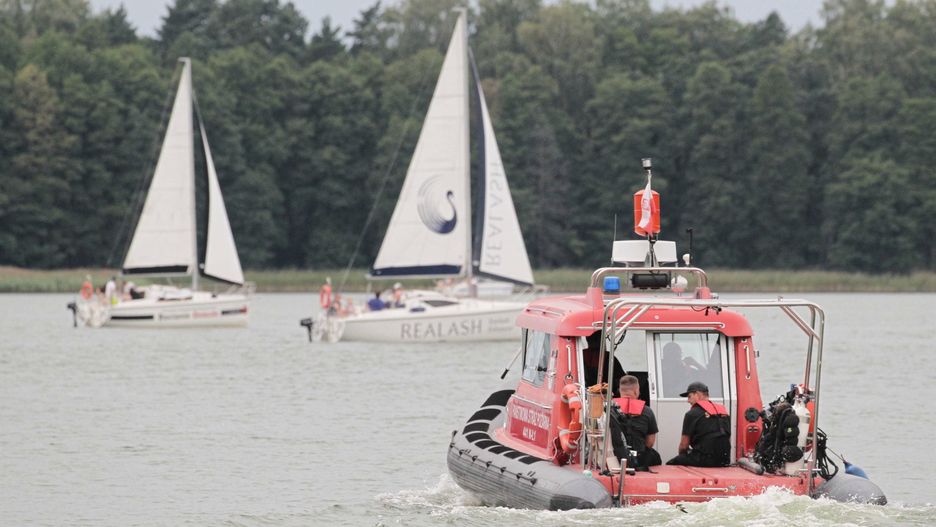 Służby MOPR na jeziorze Kisajno w pobliżu miejscowości Pierkunowo (woj. warmińsko-mazurskie)