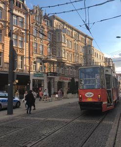 Katowice. 77-latek wjechał na hulajnodze pod tramwaj. Trafił do szpitala