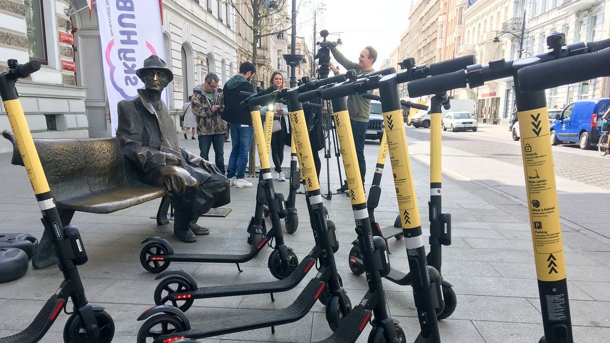 Elektryczne hulajnogi szybko zyskują popularność w wielu miejscach na świecie. Na zdjęciu hulajnogi w Łodzi.