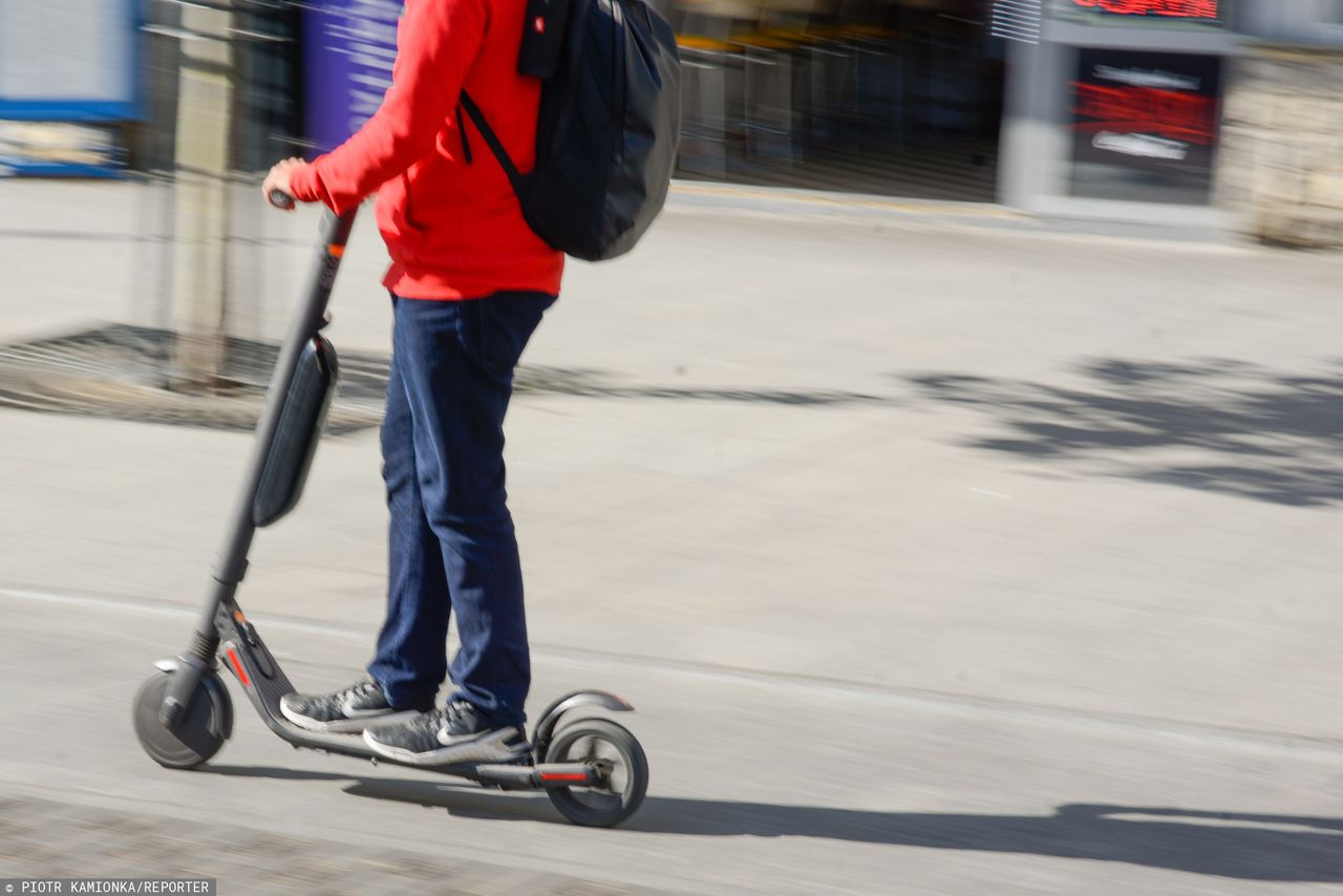 Elbląg. Hulajnogą potrącił staruszkę i odjechał. Policja szuka 10-latka