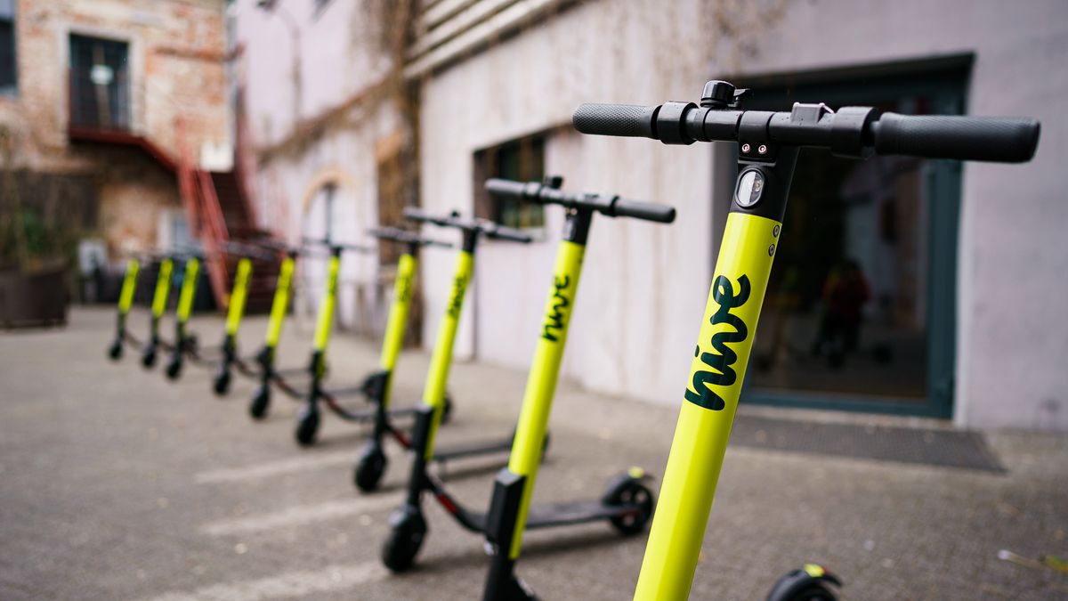 W nowelizacji proponowanej przez rząd nie ma słowa o wytyczeniu specjalnych stacji na hulajnogi, zatem można nadal pozostawić je gdzie się chce.