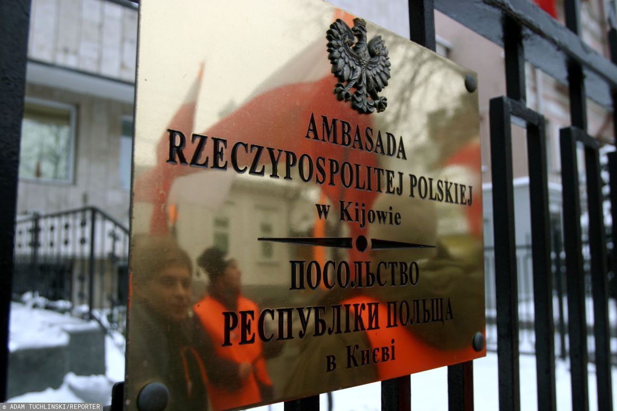 Ukraina. Protest przed polską ambasadą w Kijowie