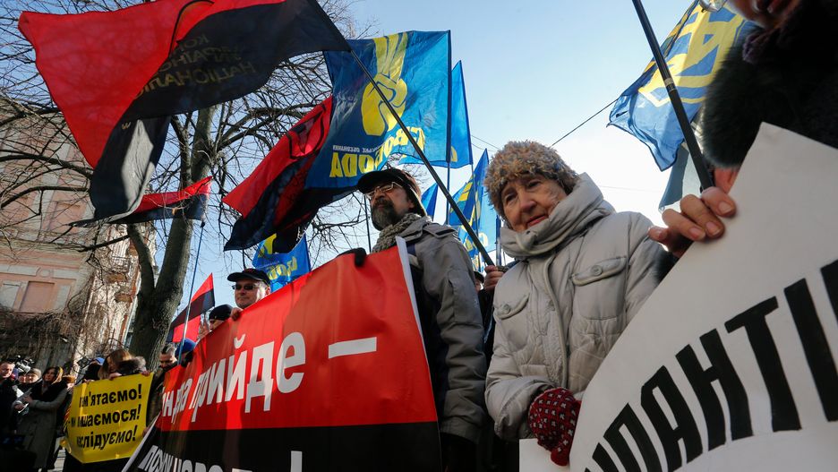 Manifestacja nacjonalistów przed polska ambasadą w Kijowie
