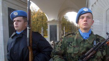 Przed Grobem Nieznanego Żołnierza w Warszawie odbyły się uroczystości z okazji 50-lecia udziału Polaków w międzynarodowych operacjach pokojowych i 30-lecia w misjach pokojowych ONZ