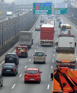 Korek-gigant na trasie AK. Zderzenie ciężarówki, tira i osobówki