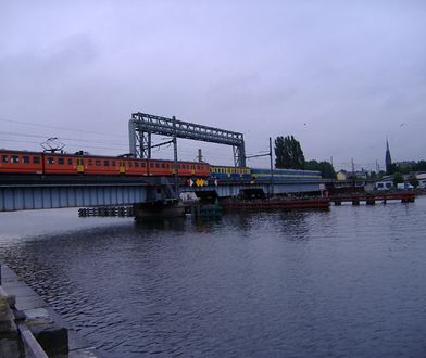 Tragedia w Szczecinie. Dwie kobiety wpadły do Odry. Jedna nie żyje