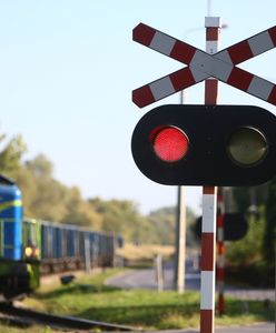 Osiny: wypadek na przejeździe kolejowym. Kierowca samochodu uciekł