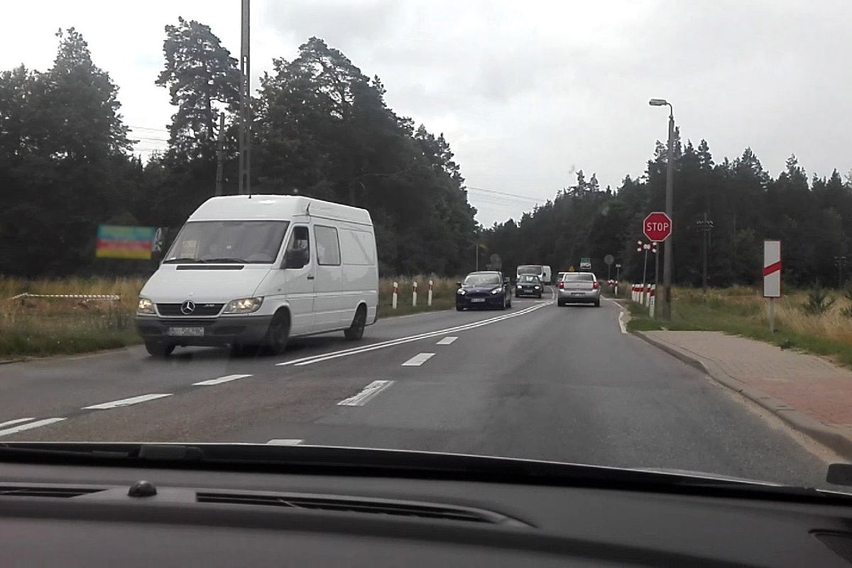 Zatrzymaj się przed przejazdem! Absurd z polskiej drogi