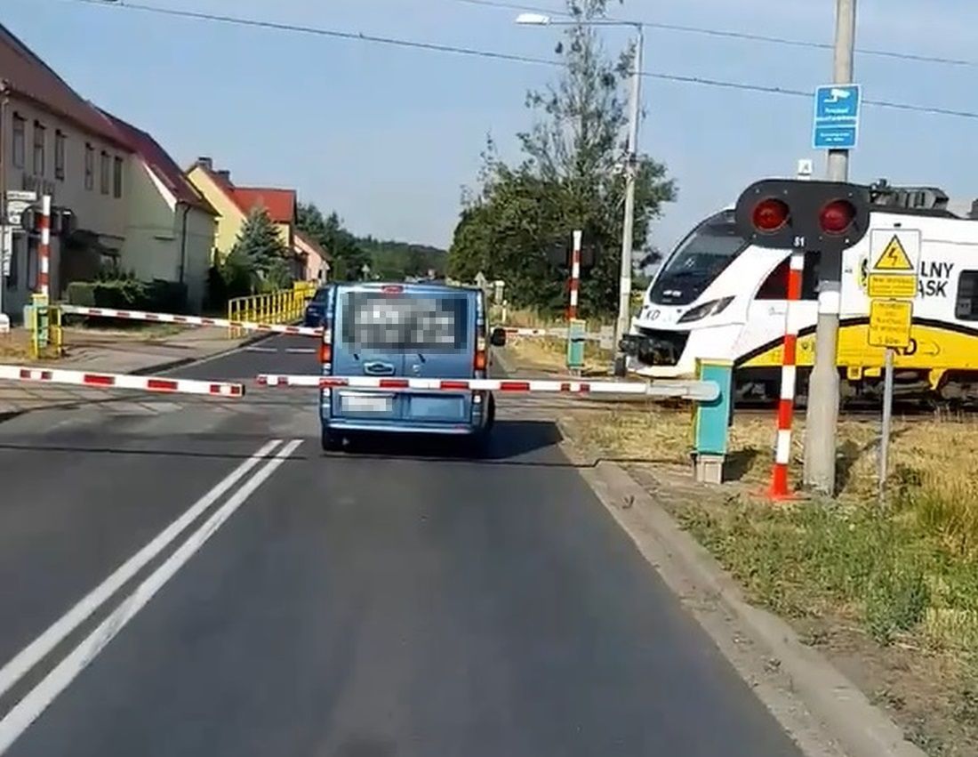Dolnośląskie. Bus z pasażerami utknął między szlabanami na DK94