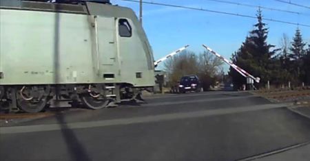 Pociąg przejechał mimo otwartych zapór. Kierowców uratowała nieufność