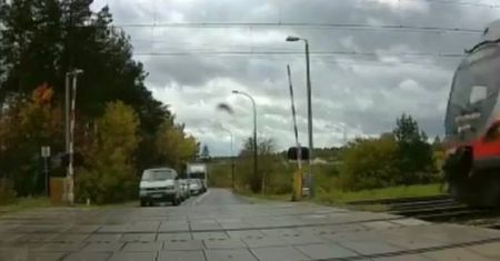 Łódź. Zapora podniesiona za wcześnie. Szok na przejeździe kolejowym