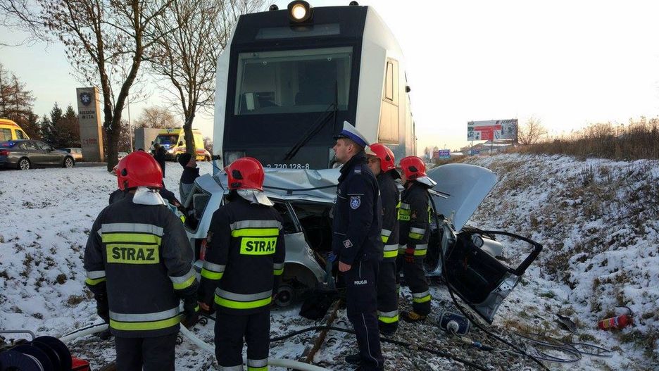 Szynobus zatrzymał się 150 metrów za przejazdem. Przez ten dystans wlókł wrak volkswagena z trzema osobami w środku