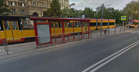 Muranów. Wjechała lexusem w przystanek tramwajowy