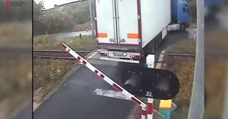 Szokujące nagranie. Pociąg z ogromną siłą uderzył w ciężarówkę