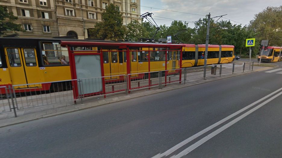 Rozpędzone auto uderzyło w barierki na przystanku Muranów