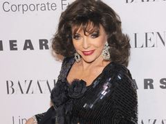 Joan Collins jak Alexis na imprezie Valentino