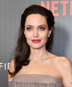 Angelina Jolie w poplamionej sukni! Bycie mamą bywa trudne