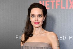 Angelina Jolie w poplamionej sukni! Bycie mamą bywa trudne