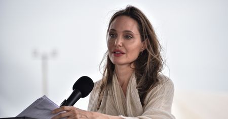 Angelina Jolie pojechała do Kolumbii. Straszy chudymi rękami