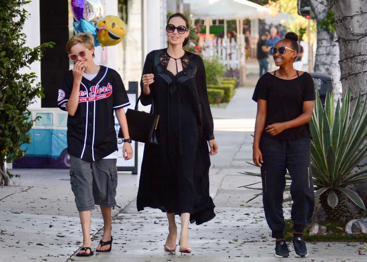 Angelina Jolie na spacerze z córkami. Tak dziś wyglądają nastolatki