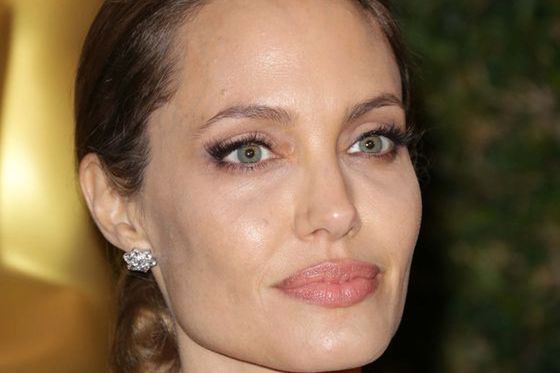 Angelina Jolie ma romans?