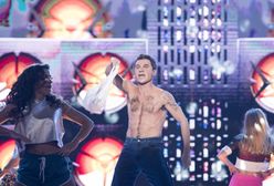 Twoja Twarz Brzmi Znajomo: Kuszewski na scenie zdarł z siebie koszulkę. Wow, co za widok!