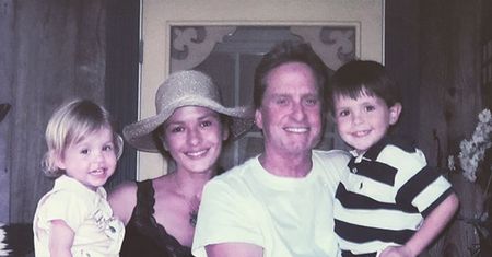 Wzruszający obrazek aktorskiej pary. Catherine Zeta-Jones i Michael Douglas odtworzyli zdjęcie sprzed lat