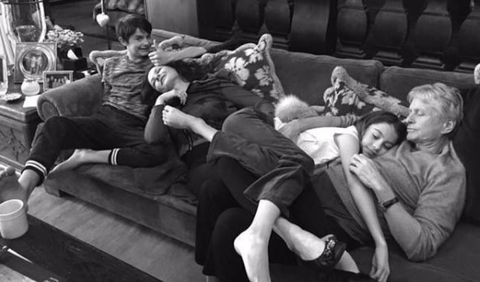 Catherine Zeta-Jones i Michael Douglas relaksują się z dziećmi