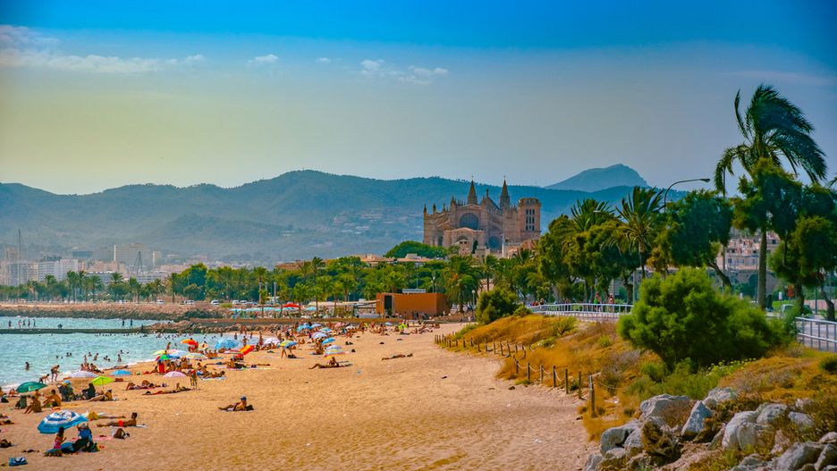 Plaża w mieście Palma de Mallorca robi wrażenie