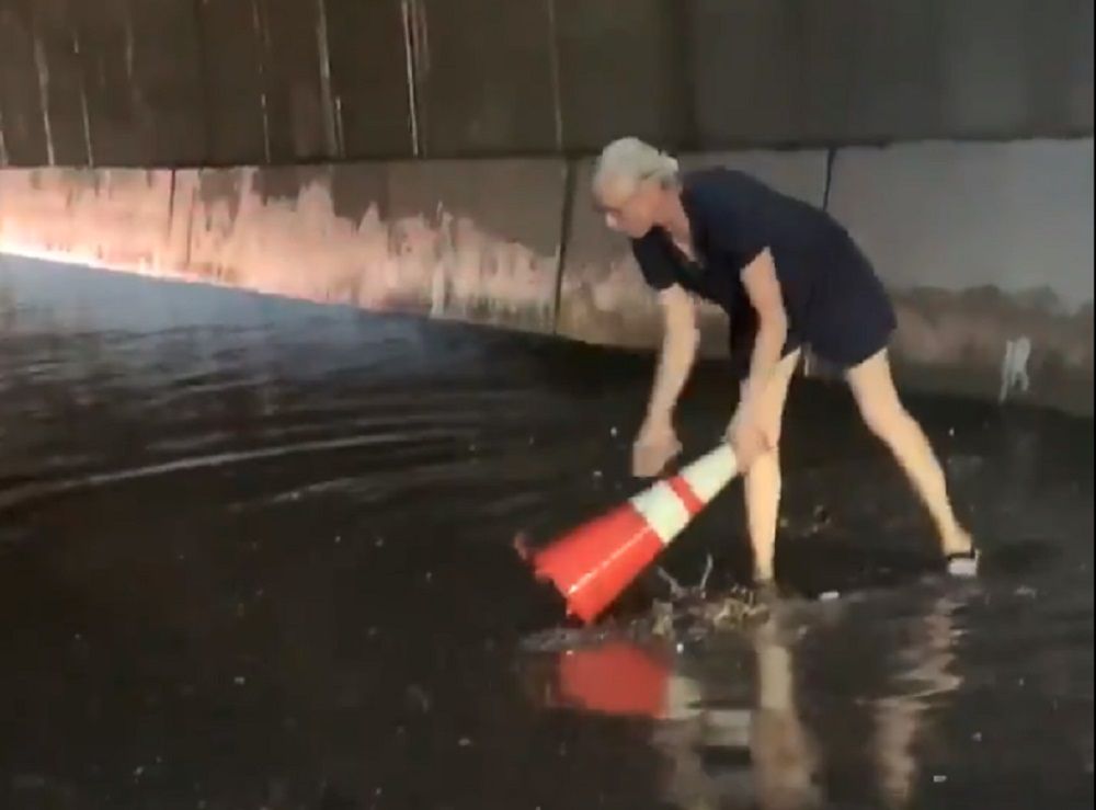 Nowy Jork. 50-latka oczyściła wody powodziowe za pomocą pachołka drogowego