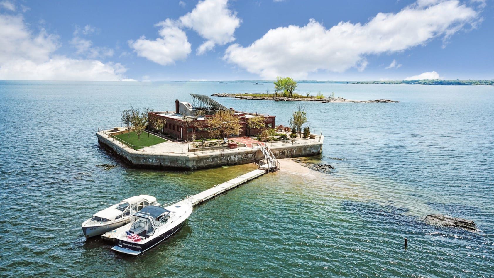 Columbia Island ulokowana jest 2 km od stałego lądu i 14 km od Manhattanu