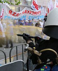 "Agresywne zachowanie demonstrantów"